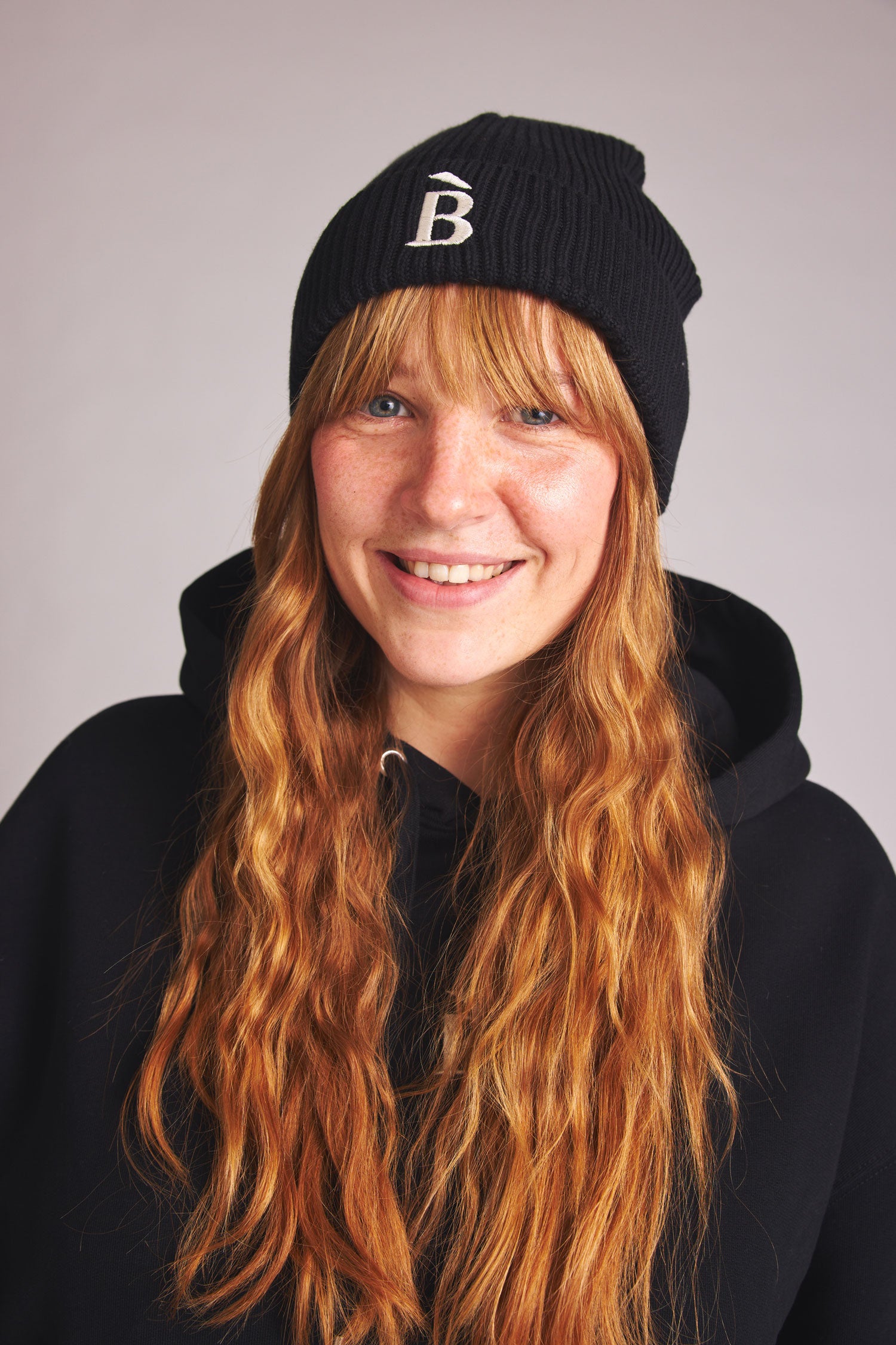 Beanie mit B-Stick - black