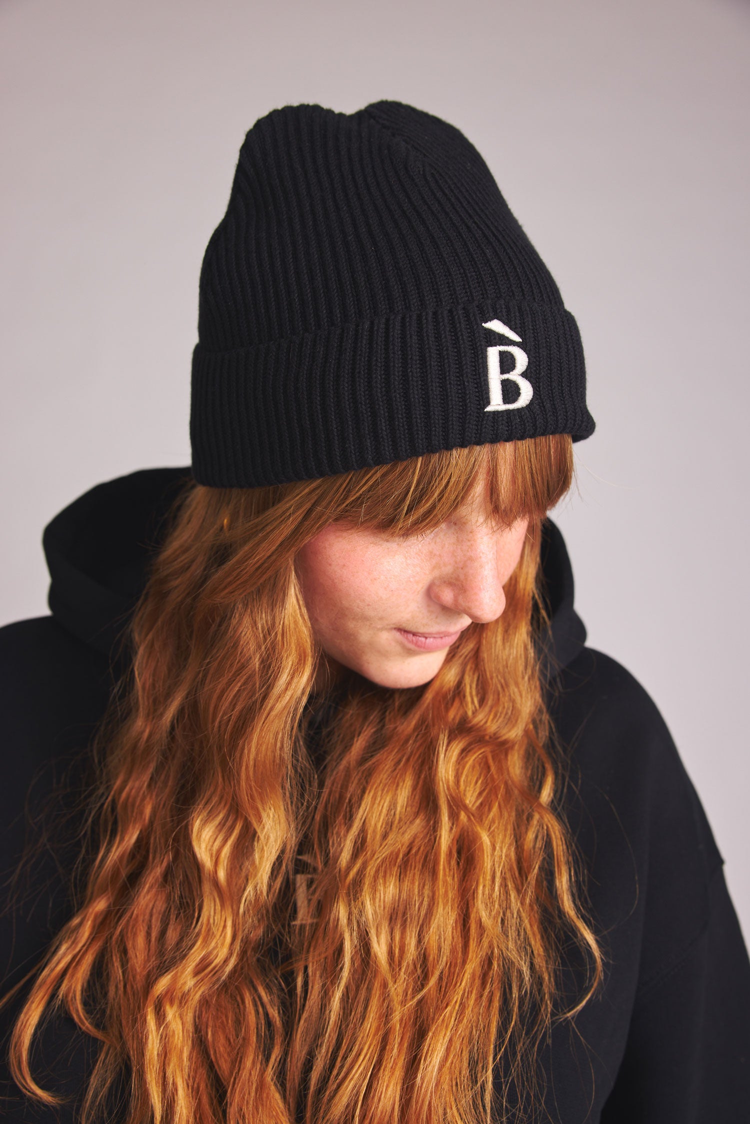 Beanie mit B-Stick - black