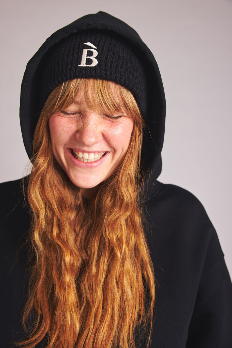 Beanie mit B-Stick - black