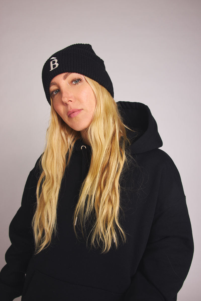 Beanie mit B-Stick - black