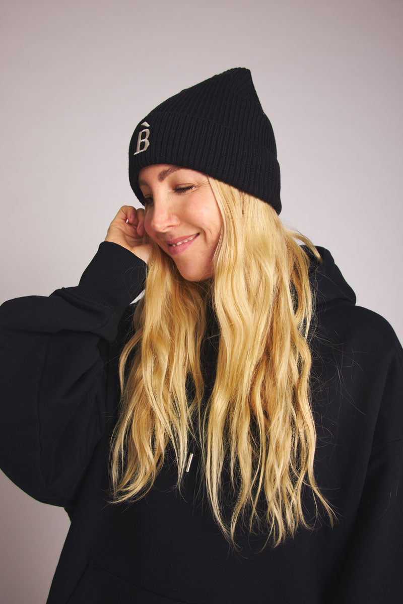 Beanie mit B-Stick - black